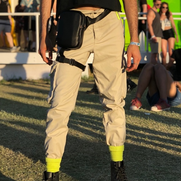 Tan cargo pants with neon details - Picture 3 of 5